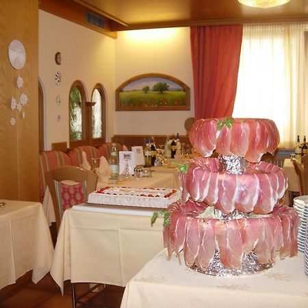 Hotel Collini Pinzolo Buitenkant foto