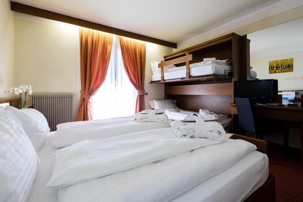 Hotel Collini Pinzolo Buitenkant foto