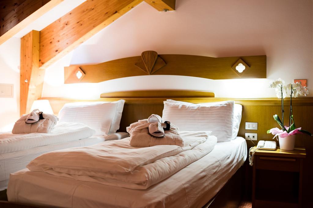 Hotel Collini Pinzolo Buitenkant foto
