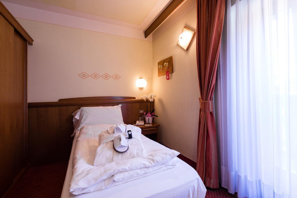 Hotel Collini Pinzolo Buitenkant foto