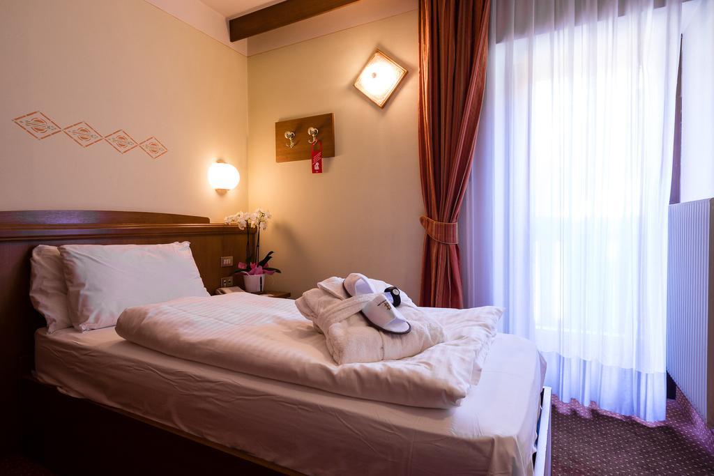 Hotel Collini Pinzolo Buitenkant foto