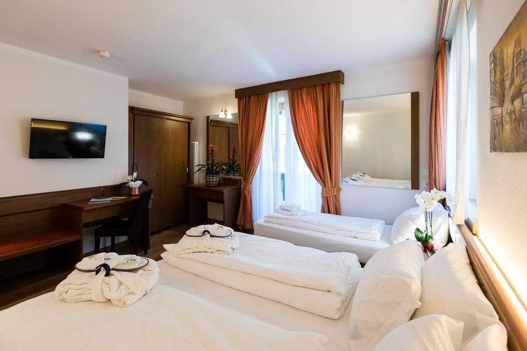 Hotel Collini Pinzolo Buitenkant foto