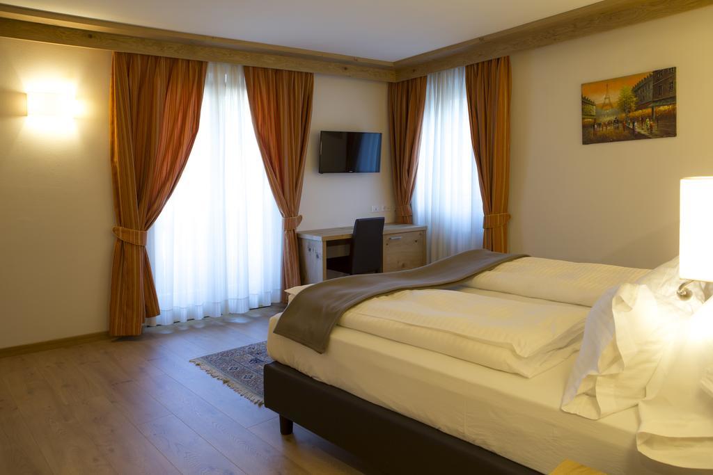 Hotel Collini Pinzolo Buitenkant foto