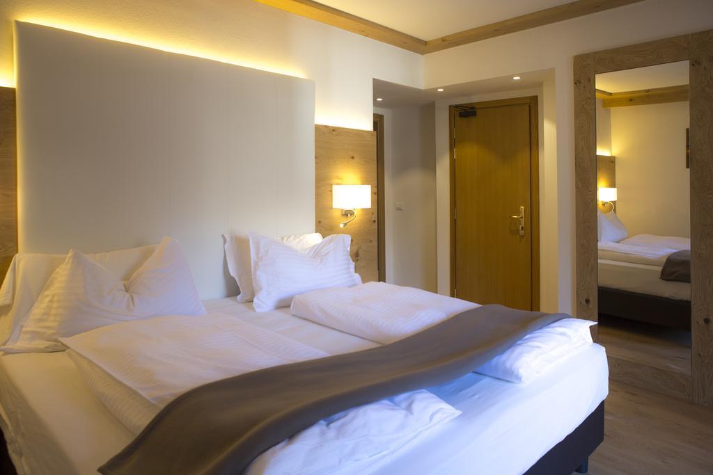 Hotel Collini Pinzolo Buitenkant foto