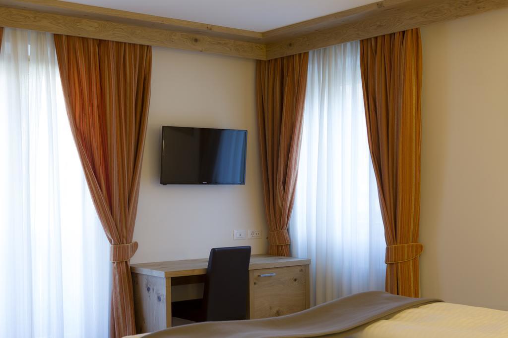 Hotel Collini Pinzolo Buitenkant foto