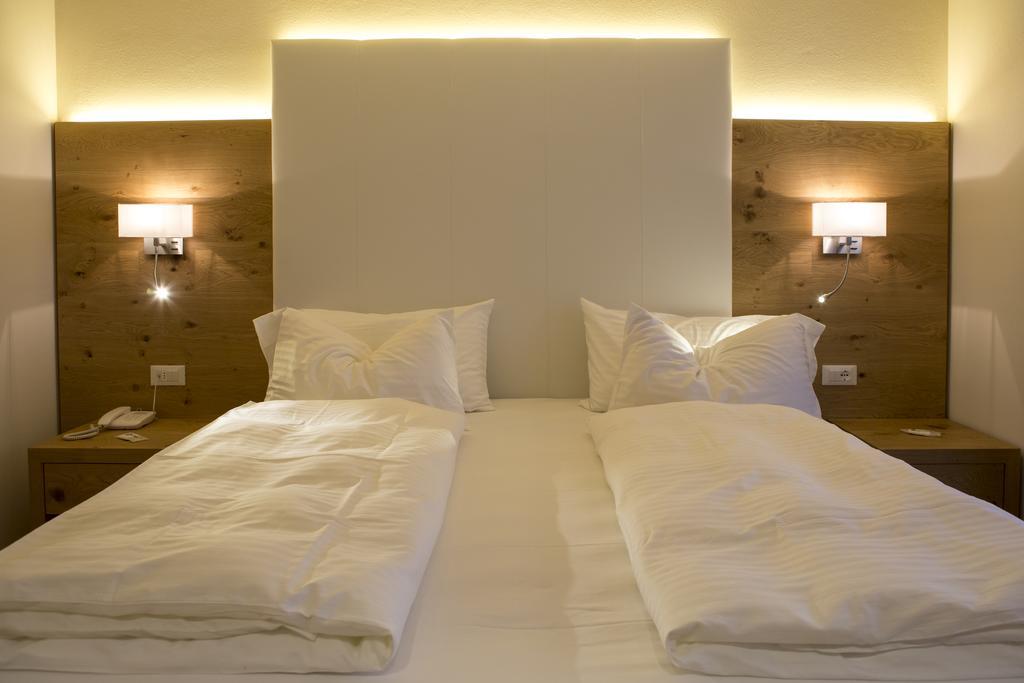 Hotel Collini Pinzolo Buitenkant foto