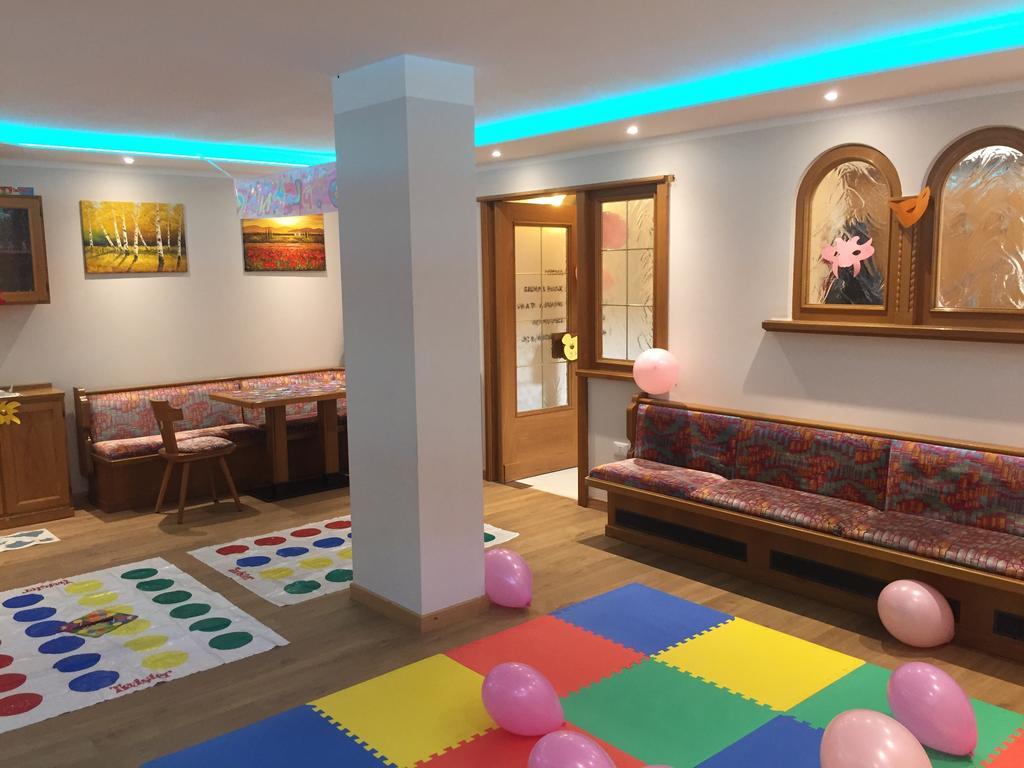 Hotel Collini Pinzolo Buitenkant foto