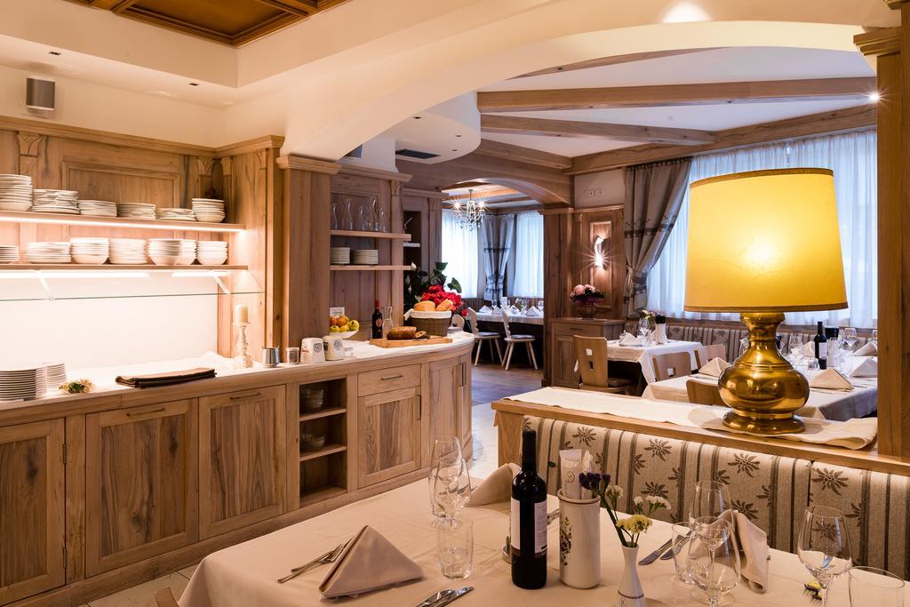 Hotel Collini Pinzolo Buitenkant foto