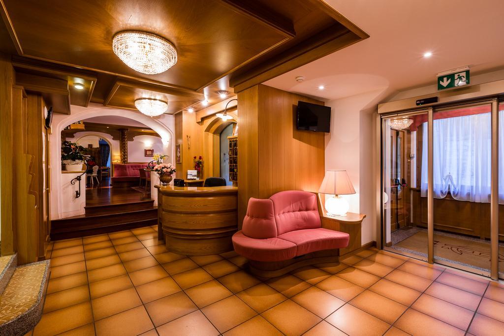 Hotel Collini Pinzolo Buitenkant foto